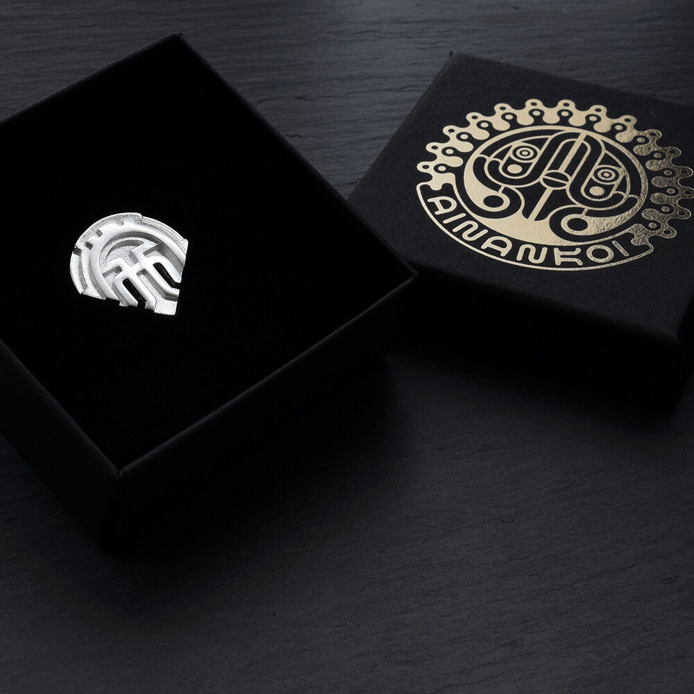 Kutsu lapel pin