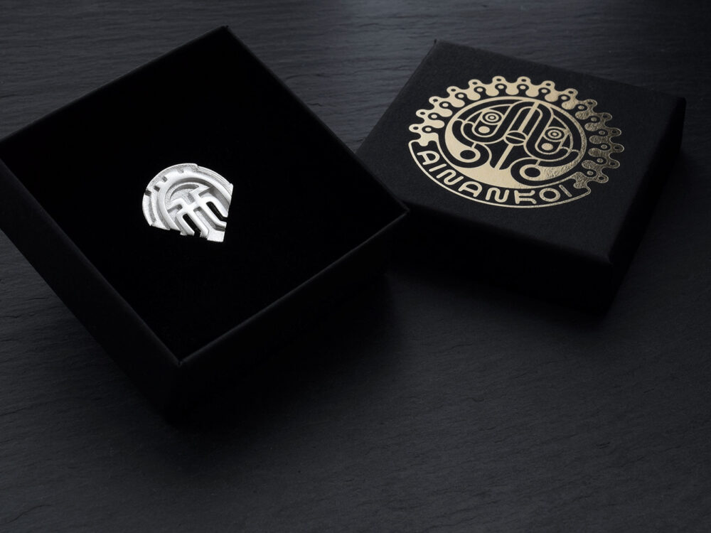 Kutsu lapel pin